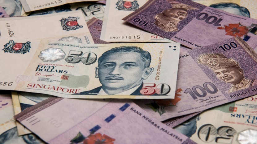 Tiền mặt cho chuyến đi Tiền Singapore Dollar và Malaysia Ringgit cần chuẩn bị cho tour Singapore Malaysia